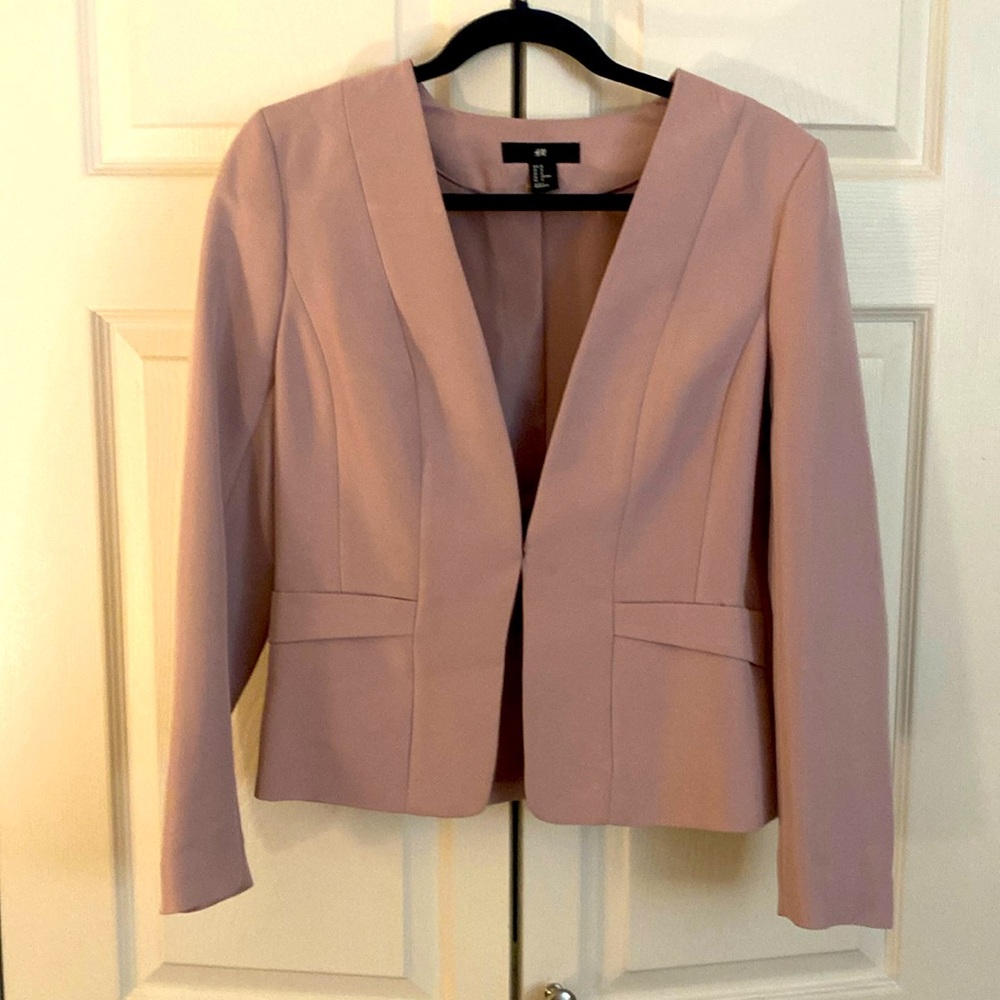 H&M blazer size 12. Shoulder pads. One latch enclosure.